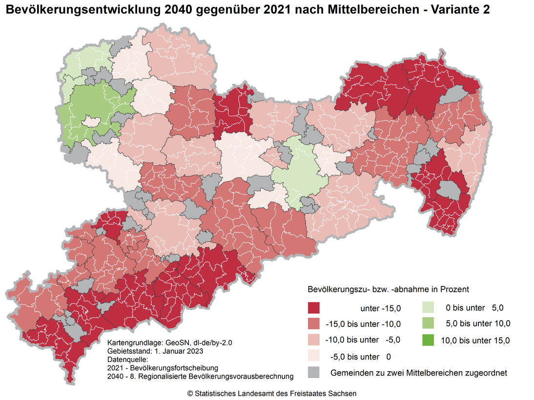 Diese Karte zeigt die Bevölkerungsentwicklung in den Mittelbereichen bis 2040 laut Variante 2 der 8. RBV. Nur vier Mittelbereiche wachsen, während alle übrigen Bereiche schrumpfen. Ausgegraute Gemeinden sind zwei Mittelbereichen zugeordnet. 